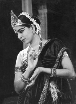 Legendary Bharatanatyam danseuse, Rukmini Devi Arundale | Photo: ImpuMozhi/English Wikipedia