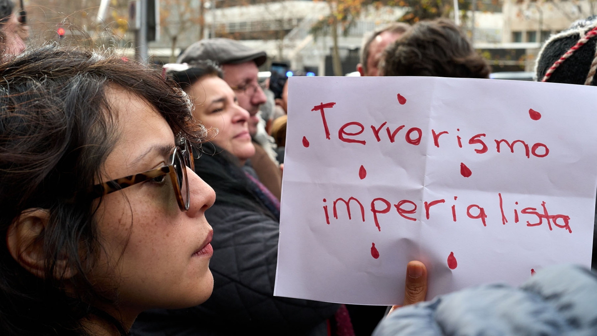 People in support of Venezuela protest outside the U.S. Embassy in Madrid, Spain, on Jan. 4, 2026 | Photo: Meng Dingbo/XINHUA