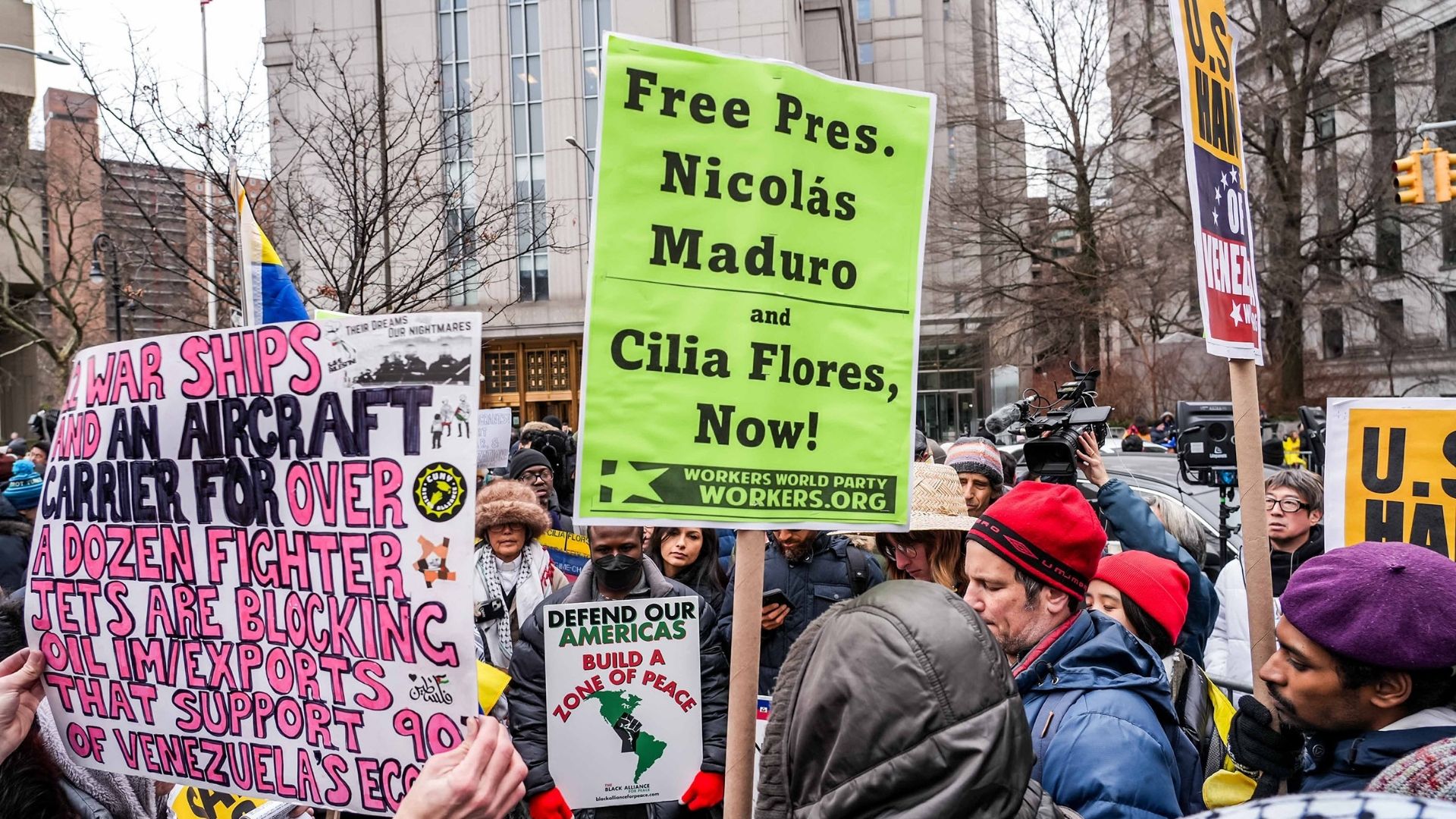 People protesting outside courthouse in New York on Jan. 5, 2026 | Photo: Zack Zhang/XINHUA